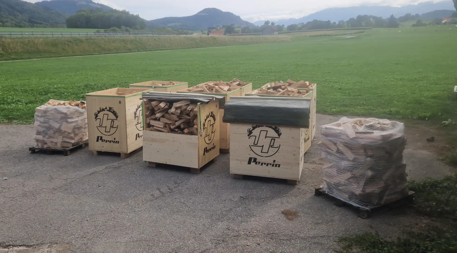 Palettes bûcher Perrin remplies de bois de feu